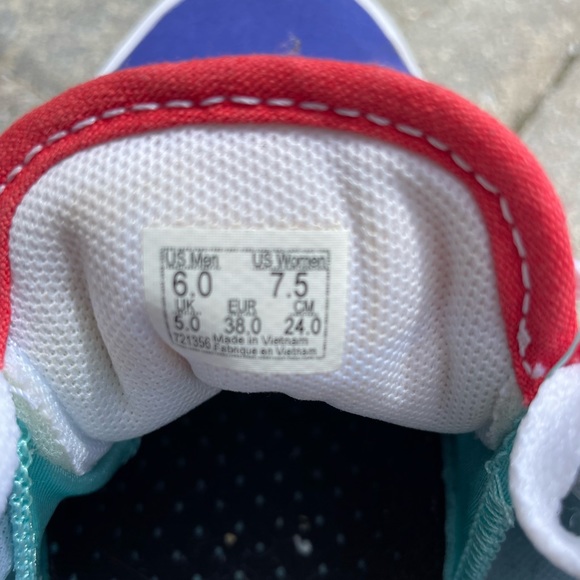 Van’s “off the walls” - Picture 7 of 9